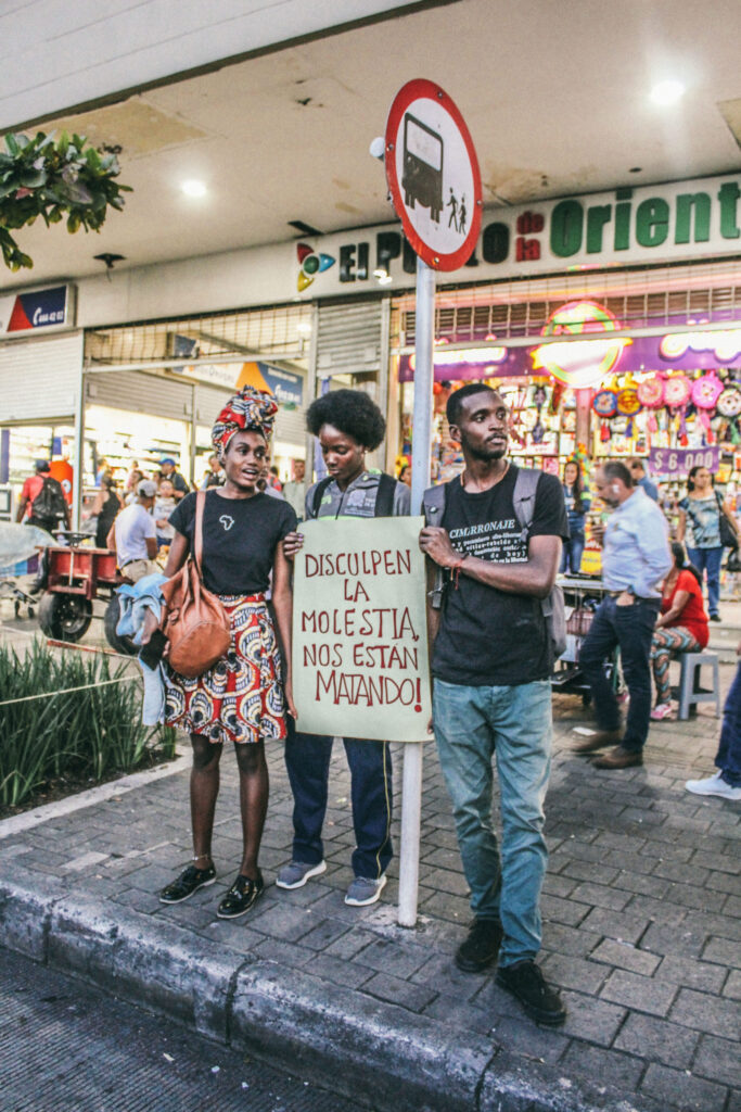 "Building a different country is costing us our lives. #BeingASocialLeaderIsNotACrime," read a banner paying homage to María Pilar Hurtado, a social leader murdered in June. Photo by Felipe Bedoya.
