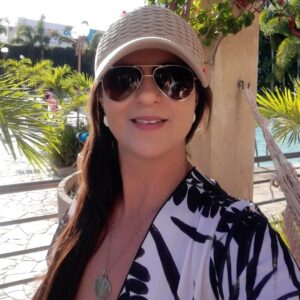 This image has an empty alt attribute; its file name is Flavia-Mendanha-300x300.jpg