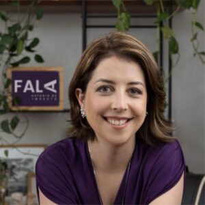 This image has an empty alt attribute; its file name is Thais-Lazzeri-300x300.jpeg