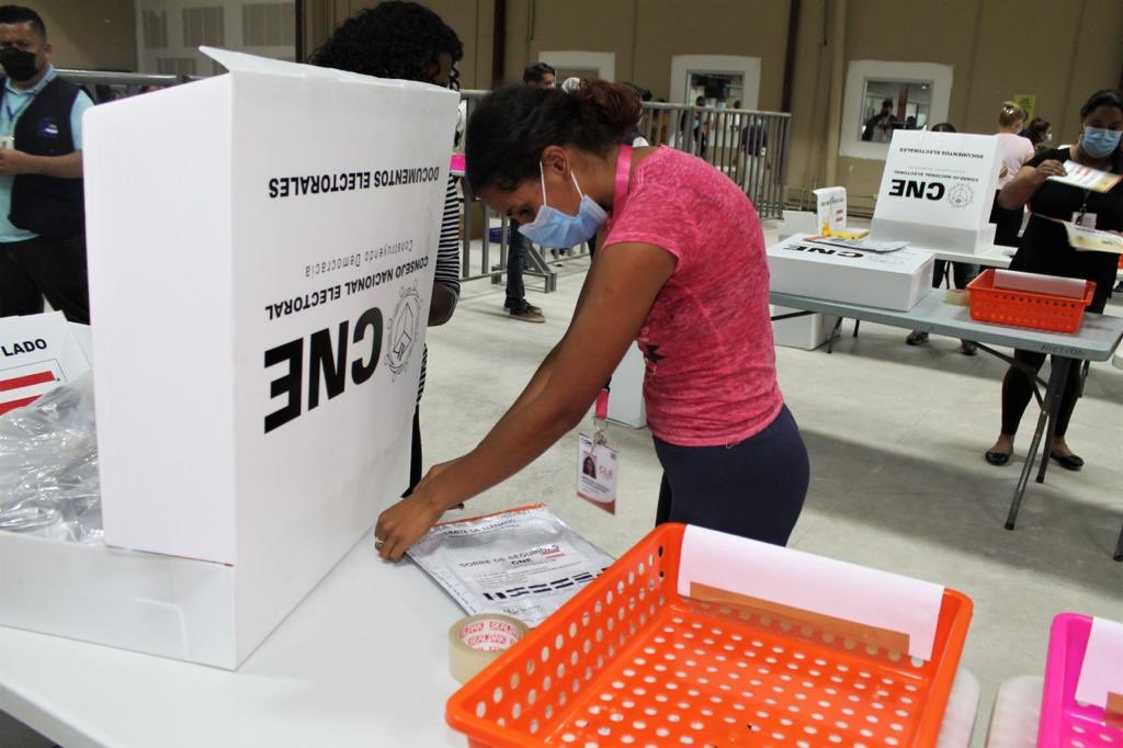 Honduras heads toward elections amid allegations of fraud and military interference