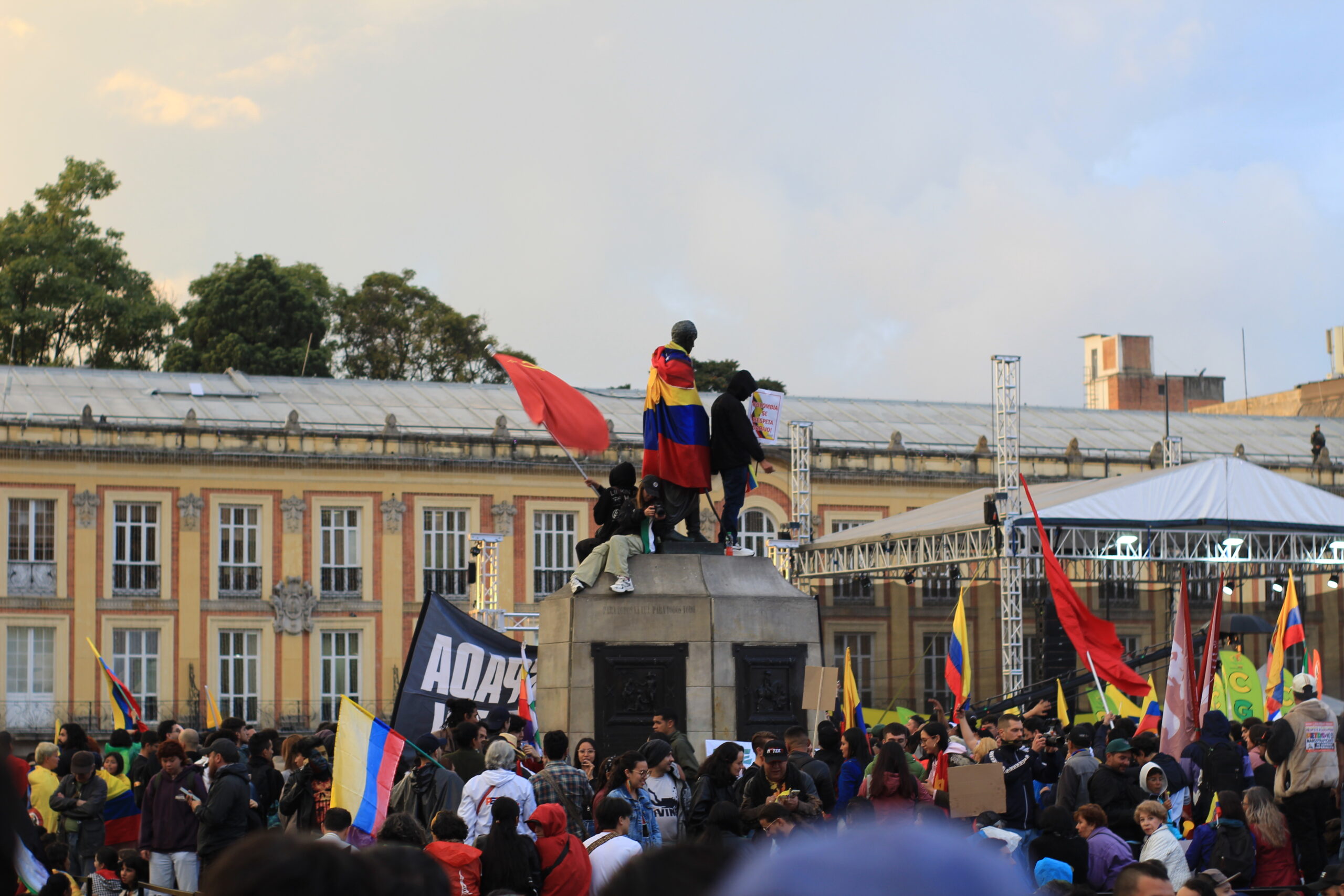 Thousands rally in Colombia’s Plaza de Bolívar following President Petro’s call with Trump