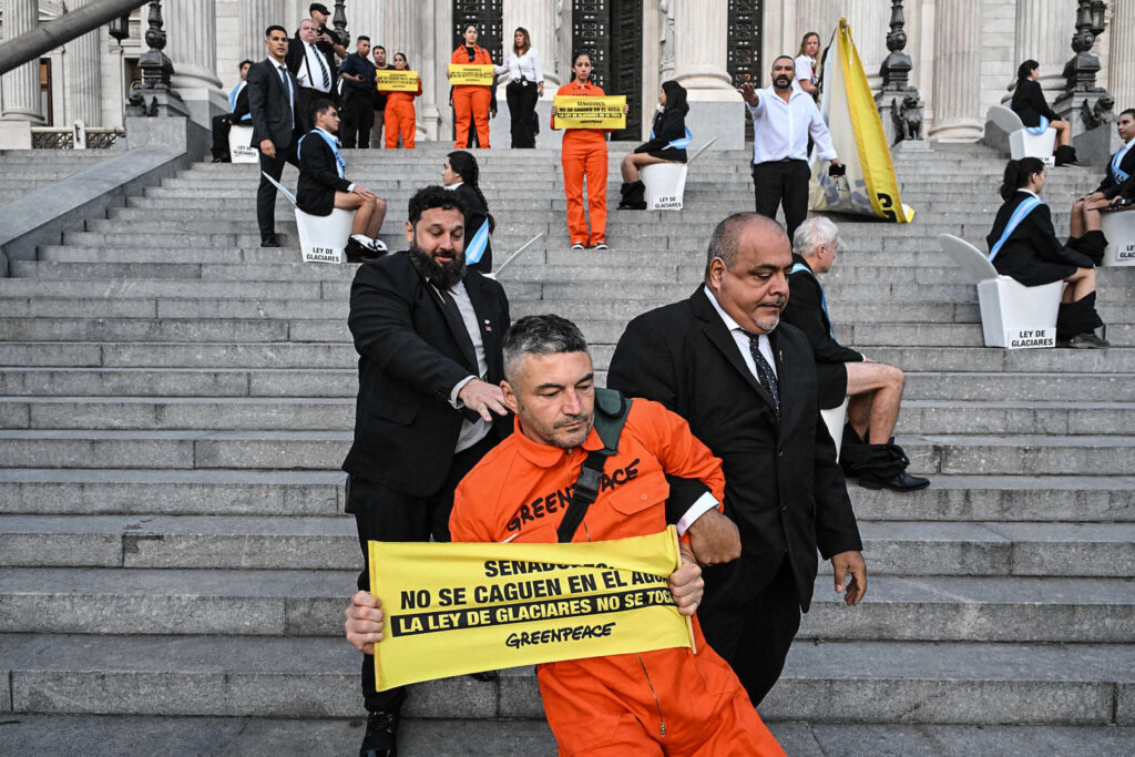 This image has an empty alt attribute; its file name is Martin-Katz-Glacier-protest-1024x683.jpg