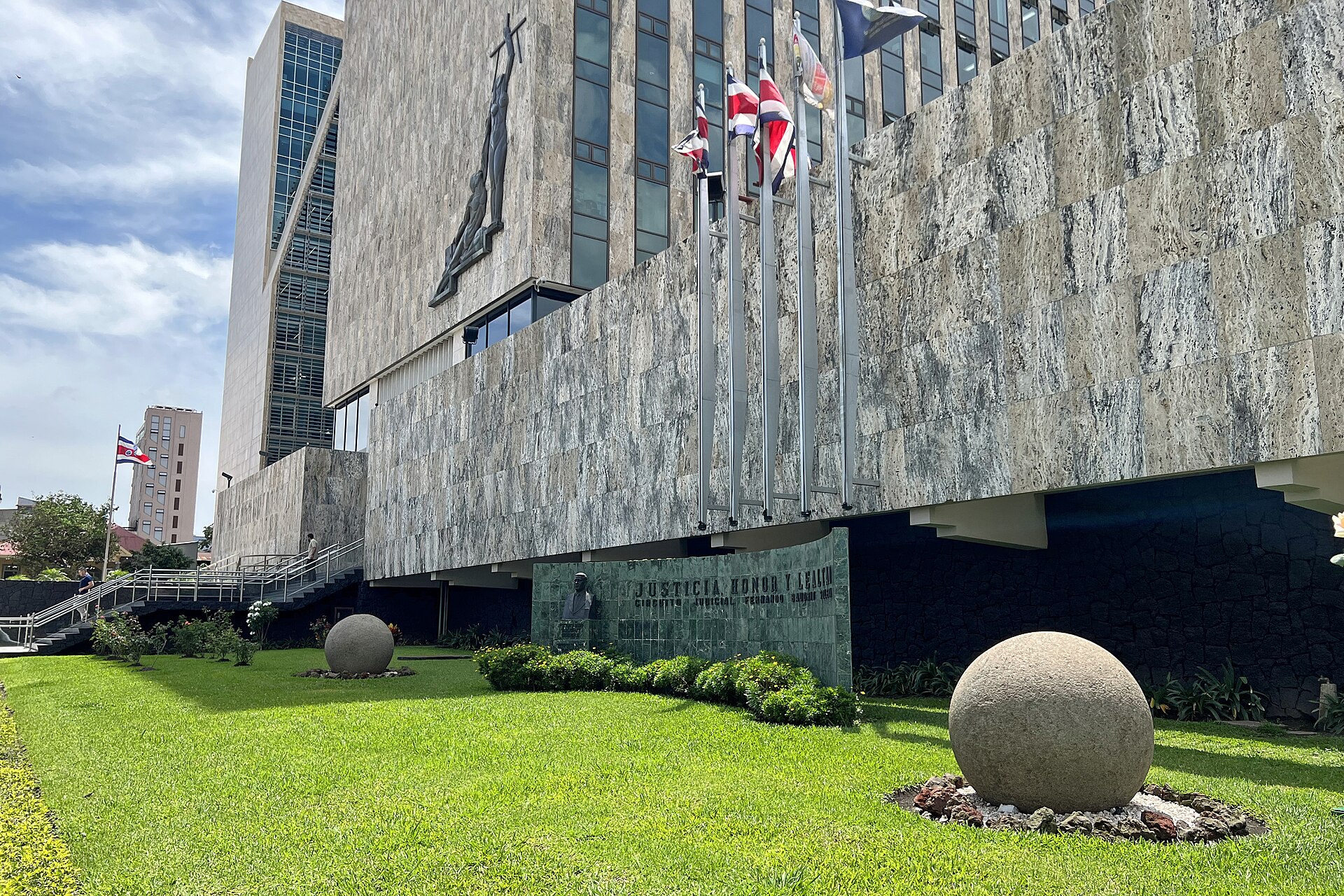 Costa Ricans protest to defend judiciary 